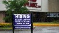 Un anuncio de contrataciones de empleo en Downers Grove, Illinois. Un anuncio de contrataciones de empleo en Downers Grove, Illinois.