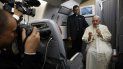 El papa Francisco habla con periodistas a bordo del avión de regreso a Roma desde Canadá, el 30 de julio de 2022, tras una visita pastoral de seis días. 