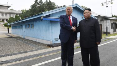 Foto de archivo, 30 de junio de 2019, del presidente estadounidense Donald Trump, izquierda, con el líder norcoreano Kim Jong Un en Panmunjom, la aldea en la zona desmilitarizada entre las dos Coreas.&nbsp;
