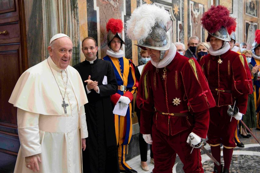 Esta foto tomada y distribuida el 2 de octubre de 2020 por The Vatican Media muestra al papa Francisco (izquierda) presidiendo una ceremonia en el Clementine Hall del Vaticano, para los nuevos reclutas de la Guardia Suiza Pontificia.
