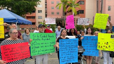 Vecinos desalojados se manifiestan en Miami. (Archivo)