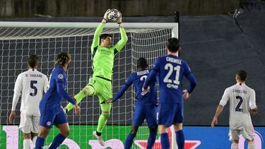El portero belga del Real Madrid Thibaut Courtois (C) salta por el balón durante el partido de ida de las semifinales de la Liga de Campeones de la UEFA entre el Real Madrid y el Chelsea &nbsp; &nbsp;