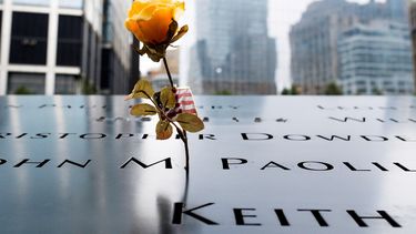 Una flor yace en un memorial por los atentados del 11 de septiembre de 2001 durante el 17 aniversario de los ataques, en Nueva York, EEUU.&nbsp;