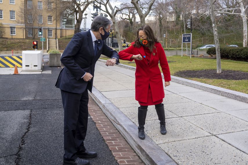 El secretario Antony Blinken a su ingreso al Departamento de Estado el 27ENE21 saludado por la diplomática Julie Chung encargada del Hemisferio Occidental.&nbsp;&nbsp;