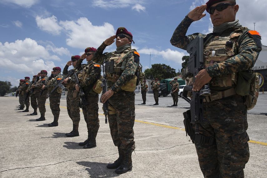 Soldados hacen el saludo a la llegada de los restos de tres de sus compa&ntilde;eros abatidos en los enfrentamientos con presuntos narcotraficantes, en una base de la fuerza a&eacute;rea en Ciudad de Guatemala, el jueves 5 de septiembre de 2019.&nbsp;