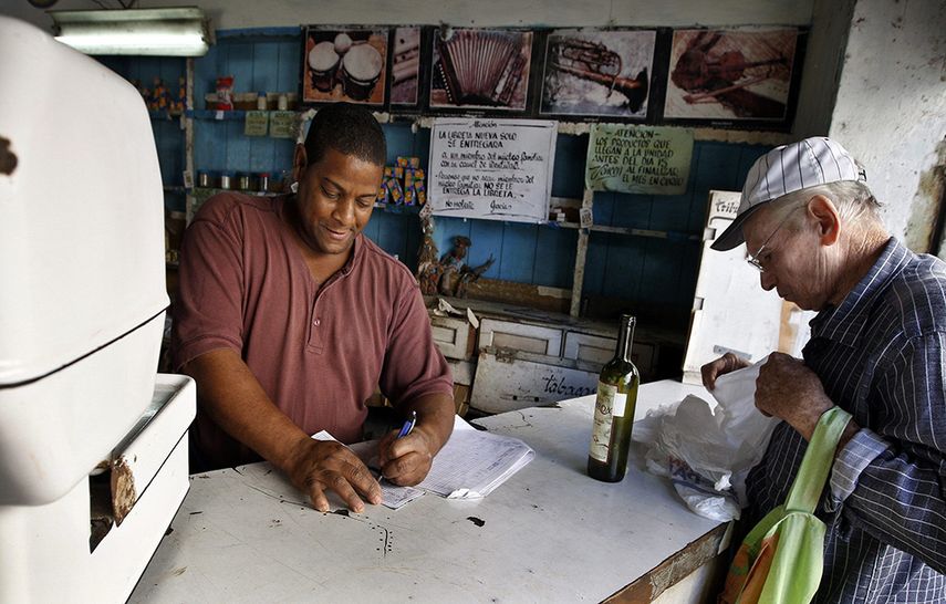 El suministro de productos alimenticios básicos continúa siendo una asignatura pendiente en Cuba. (EFE)