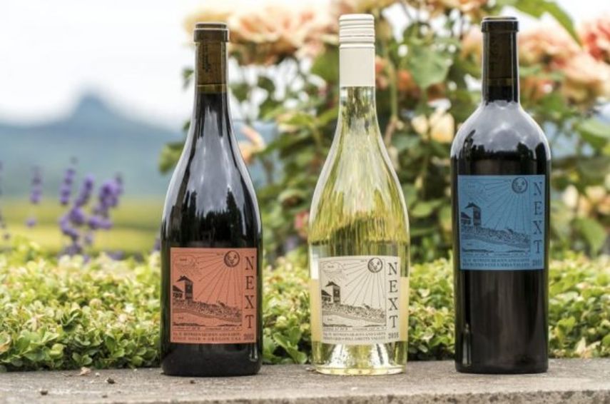 La gama Next ofrece tres vinos, dos tintos y uno blanco, producidos por la firma King Estate Vinery, de Oregón, un estado que está ampliando cada vez más su presencia en el mercado vinícola estadounidense.