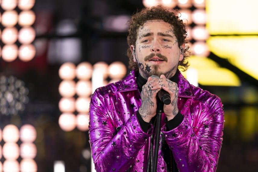 En esta foto del 31 de diciembre del 2019, Post Malone act&uacute;a en la celebraci&oacute;n de A&ntilde;o Nuevo de Times Square en Nueva York. Post Malone recibi&oacute; el lunes 22 de septiembre del 2020 16 nominaciones a los Premios Billboard de la M&uacute;sica, incluyendo a mejor artista.&nbsp;