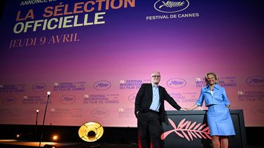 El delegado general del Festival de Cannes, Thierry Fremaux, y la presidenta del festival, Iris Knobloch, posan tras una rueda de prensa para anunciar la selección oficial de la 79.ª edición del Festival de Cannes, en el cine Pathé Palace de París, el 9 de abril de 2026.