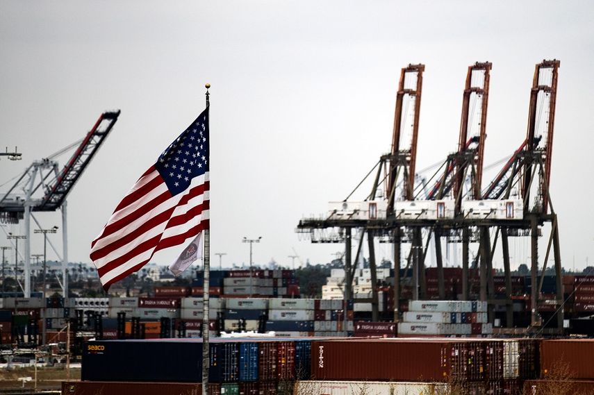 Una bandera estadounidense ondea este lunes en el puerto de Los Ángeles, California.&nbsp;