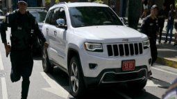 La Policía Nacional Bolivariana escolta traslado de diplomáticos tras abandonar la Embajada de Argentina en Venezuela, el 1 de agosto de 2024.