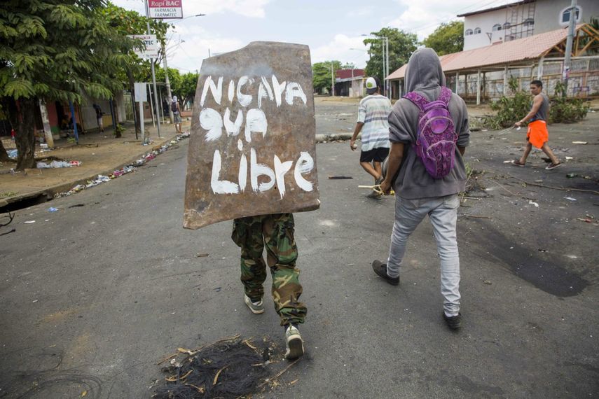 Joven mantiene protesta en la calle contra el gobierno de Daniel Ortega.&nbsp;
