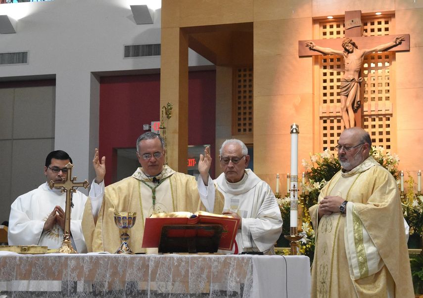 Monseñor Silvio Báez (cen.) acompañado de Jamil Miranda (izq), el diácono Manolo Pérez (2do der.) y el sacerdote Marcos Somarriba.