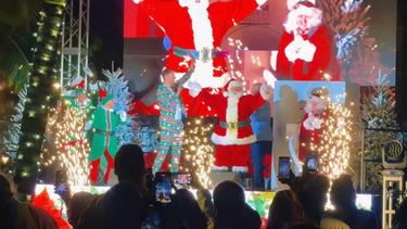 Hard Rock The Holidays iluminó la fachada del icónico Guitar Hotel en Hollywood, Florida, con un espectáculo de más de 20 millones de luces, música, bailarines y un ambiente navideño lleno de magia.