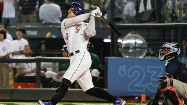 El bateador de Taiwán Chang Yu-Cheng consigue un hit de cuatro puntos durante la segunda entrada China Taipéi (Taiwán) contra Holanda para el Clásico Mundial de Béisbol (CMB) en el Estadio de Béisbol Intercontinental de Taichung en Taichung, Taiwán, el sábado 11 de marzo de 2023.&nbsp;