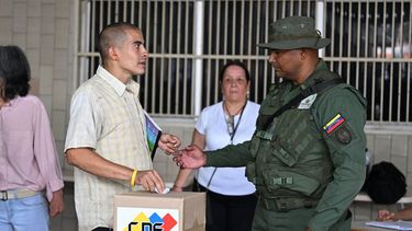 Un elector es intimidado por un militar y posteriormente fue detenido por supuestamente tomar una fotografía mientras votaba, lo cual está prohibido, durante las elecciones presidenciales venezolanas, en Caracas el 28 de julio de 2024.