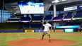 Yotuel lanza la primera bola en el estadio de los Miami Marlins