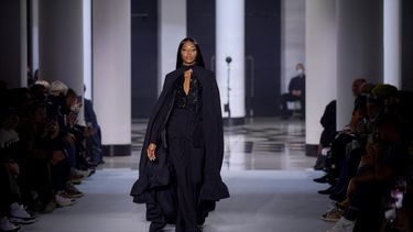 La modelo británica Naomi Campbell presenta una creación para Lanvin durante el desfile de moda de la colección de prêt-à-porter Primavera-Verano 2022 para mujeres en The Salle Pleyel, en París, como parte de la Semana de la Moda de París, el 3 de octubre de 2021.