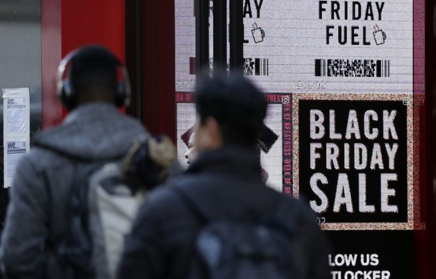Varios carteles anuncian múltiples rebajas durante la celebración del Black Friday en EEUU.