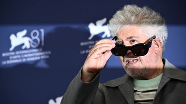 El director español Pedro Almodóvar asiste al photocall de la película The Room Next Door presentada en competición durante el 81º Festival Internacional de Cine de Venecia en el Lido de Venecia, el 2 de septiembre de 2024.