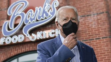 El presidente Joe Biden habla con miembros de los medios de comunicación al salir de Banks Seafood Kitchen después de almorzar en Nochevieja con la primera dama Jill Biden en Wilmington, Delaware, el viernes 31 de diciembre de 2021.