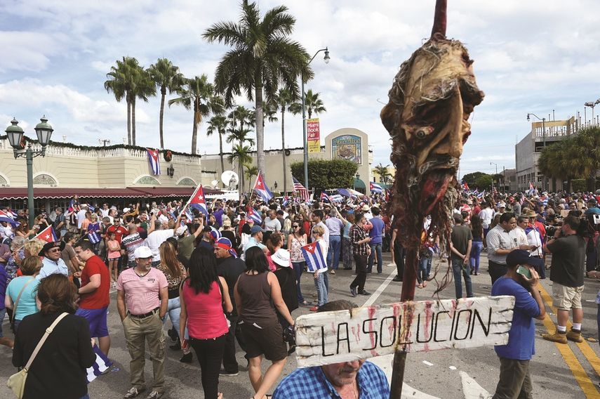 Las inmediaciones del restaurante Versailles fueron el centro de una de las mayores concentraciones que se celebró en Miami a propósito de la muerte del dictador Fidel Castro.