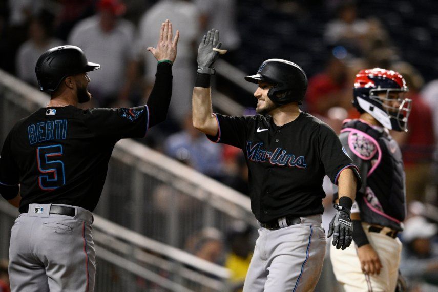 Garrett Hampson, de los Marlins de Miami, festeja con su compañero Jon Berti, luego de conectar un jonrón de dos carreras ante los Nacionales de Washington, el viernes 1 de septiembre de 2023.