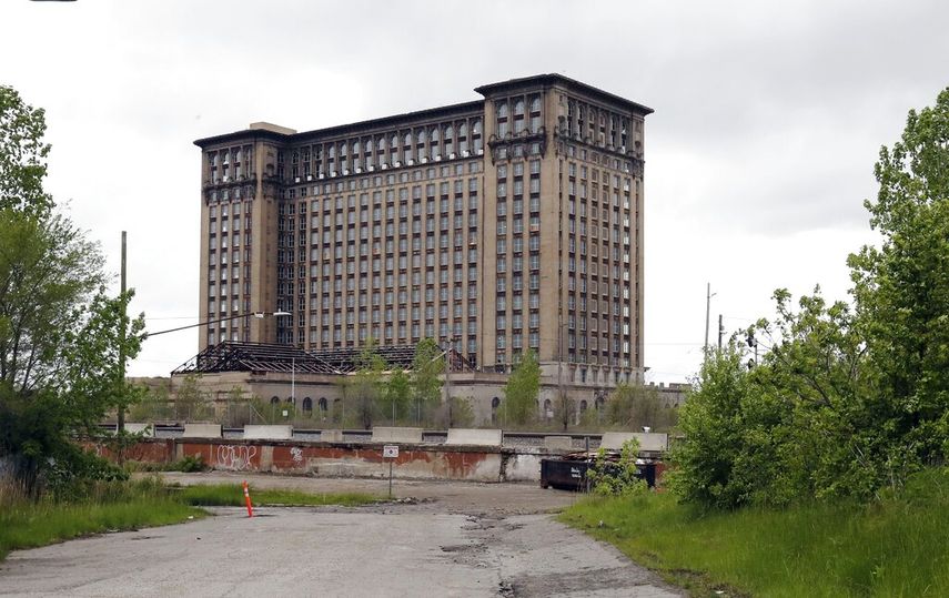 Vista exterior de la estación ferroviaria central de Michigan en Detroit, símbolo de decadencia de la ciudad.