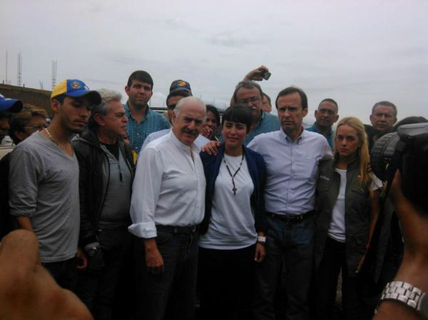 Lilián Tintori, Andrés Pastrana, Jorge Quiroga, Patricia Ceballos en las inmediaciones de la cárcel donde se encuentra Ceballos.(Twitter)