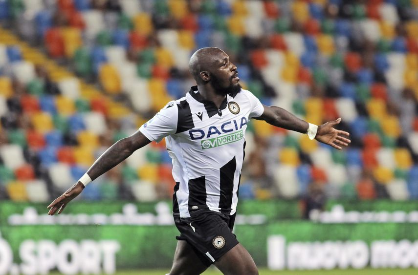 Seco Fofana del Udinese celebra tras anotar el gol para la victoria 2-1 ante Juventus en la Serie A italiana, el jueves 23 de julio de 2020.