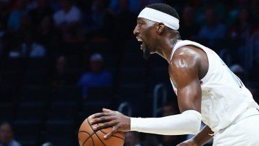 Bam Adebayo, del Heat de Miami, controla el balón en un partido contra los Celtics de Boston en el Kaseya Center, el 10 de febrero de 2025.