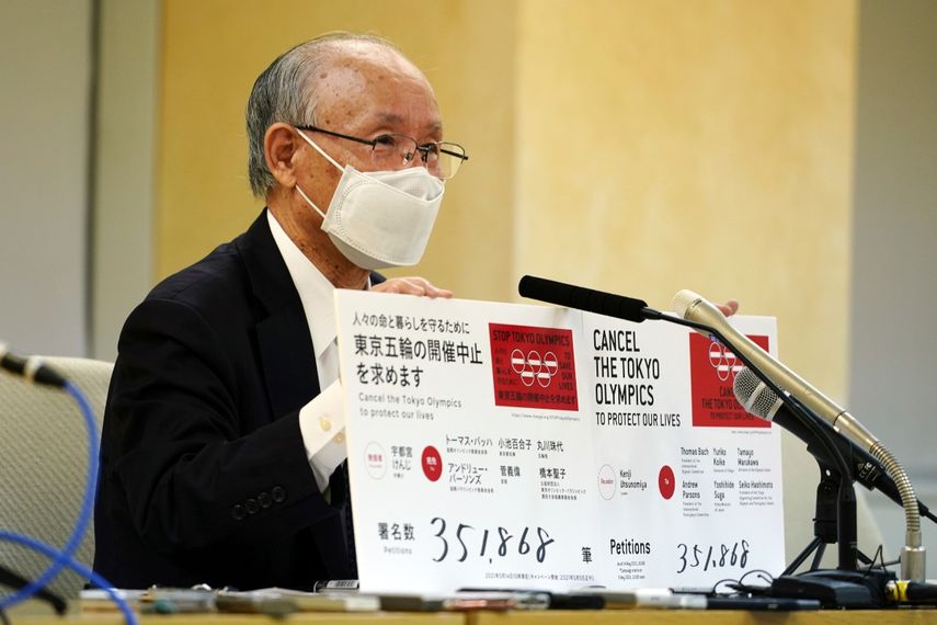 El abogado Kenji Utsunomiya, representante de un grupo anti-Juegos Olímpicos, muestra tableros con la cifra actual de firmas de un petitorio online en conferencia de prensa después de entregar al gobierno el petitorio por la cancelación de los Juegos Olímpicos y Paralímpicos de Tokio. En Tokio, viernes 14 de mayo de 2021.