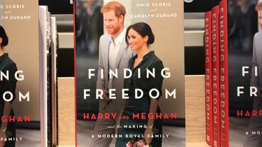 Captura de video que muestra la portada del libro&nbsp;Finding freedom sobre la salida de Harry y Meghan de la familia real británica.