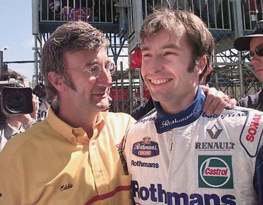 El piloto alemán Heinz-Harald Frentzen (derecha) sonríe junto al dirigente Eddie Jordan en la zona de pits en 1997.