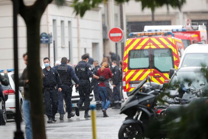 Polic&iacute;as patrullan la zona despu&eacute;s de un ataque con cuchillo cerca de las oficinas del experi&oacute;dico sat&iacute;rico Charlie Hebdo, el viernes 25 de septiembre de 2020, en Par&iacute;s.&nbsp;
