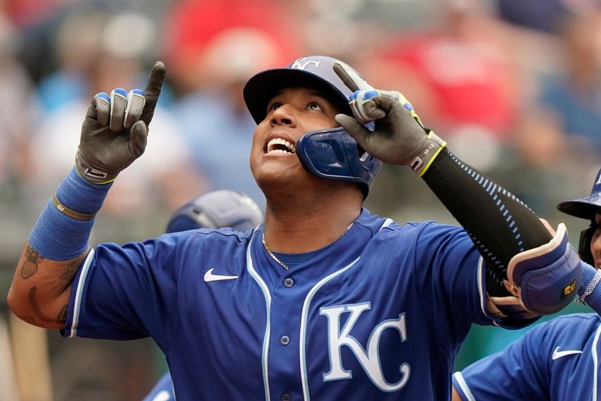 El venezolano Salvador Pérez conectó el jonrón 48 ante los Indios de Cleveland