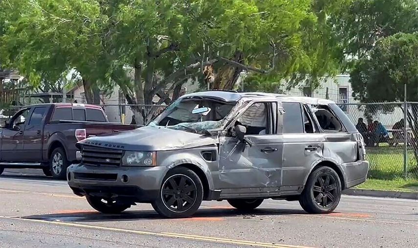 Un vehículo dañado en el lugar de un choque mortal cerca de una parada de autobús el 7 de mayo de 2023, en Brownsville, Texas