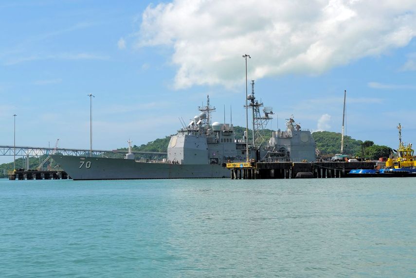 El buque de guerra de la Marina de los EEUU USS Lake Erie (CG 70) atraca en el Puerto de Balboa en la Ciudad de Panamá el 29 de agosto de 2025; se dirige al Caribe frente a las costas de Venezuela.