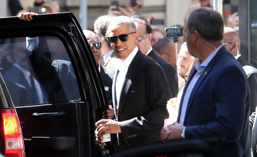 El expresidente de los Estados Unidos, Barack Obama ha sido seguido por periodistas, fotógrafos y seguidores durante su visita en Milán.