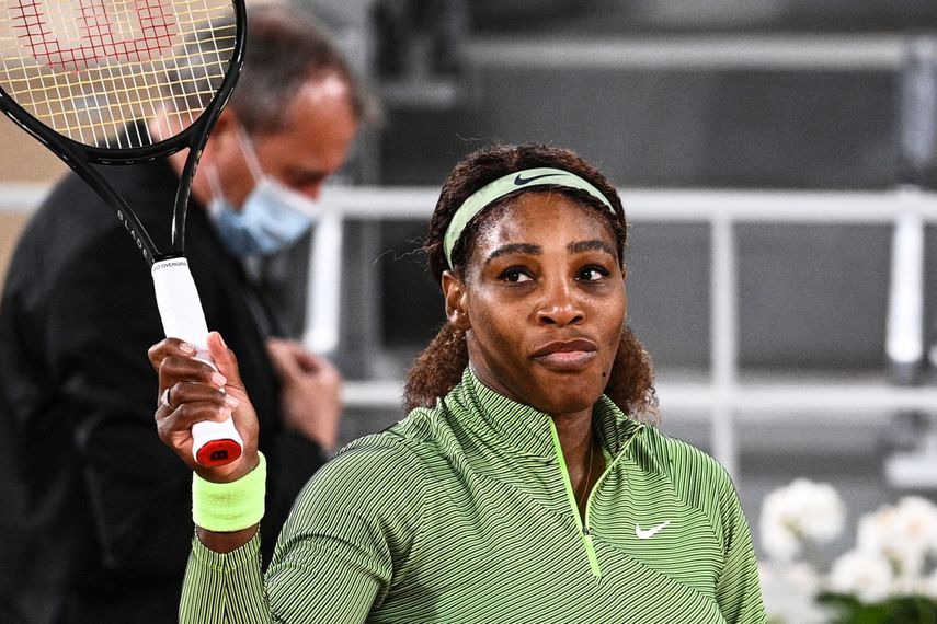 Serena Williams reacciona al final del partido de tenis individual femenino de la primera ronda contra la rumana Irina Begu&nbsp; del torneo de tenis Roland Garros 2021 &nbsp; &nbsp;