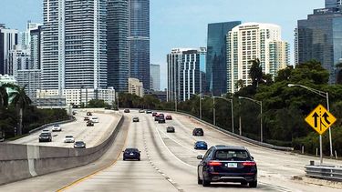 Vista parcial de una autopista en Miami, Florida.