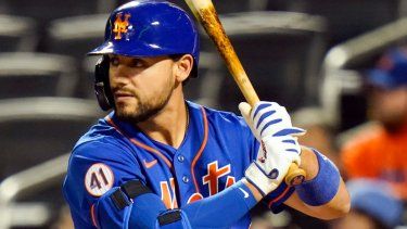Michael Conforto, con los Mets de Nueva York, batea en la primera entrada del encuentro ante los Marlins de Miami el 30 de septiembre de 2021.