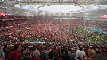 Aficionados del Bayer Leverkusen celebran después de que el equipo confirmó el título de la Bundesliga con la victoria ante Werder Bremen el domingo 14 de abril del 2024.&nbsp;