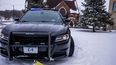 El vehículo de la policía asignado a Joshua Owen, en agente del oeste de Minnesota que murió en un tiroteo, es estacionado frente a la corte del condado Pope, en Glenwood, Minnesota, el domingo 16 de abril de 2023.&nbsp;