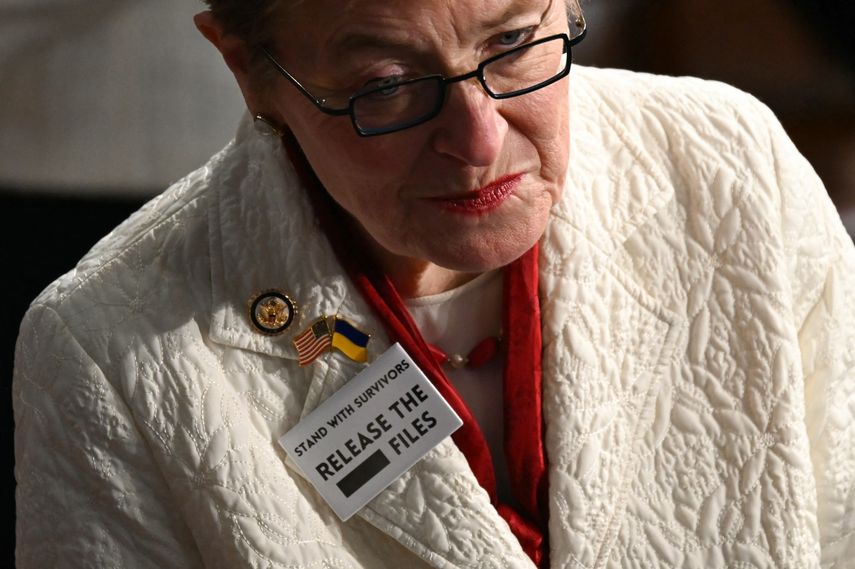 La representante estadounidense Marcy Kaptur, demócrata por Ohio, lleva un distintivo con el lema Apoya a los supervivientes, publica los archivos a su llegada para el discurso sobre el Estado de la Unión del presidente de EE. UU., Donald Trump, en el hemiciclo de la Cámara de Representantes, en el Capitolio de Washington D. C., el 24 de febrero de 2026