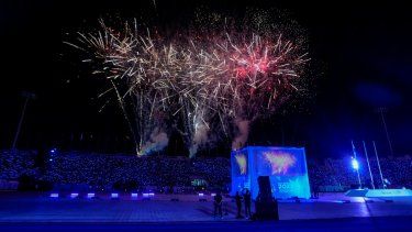 La pirotecnia estalla sobre el estadio Jorge Mágico González de San Salvador durante la ceremonia inaugural de los Juegos Centroamericanos y del Caribe, el viernes 23 de junio de 2023.