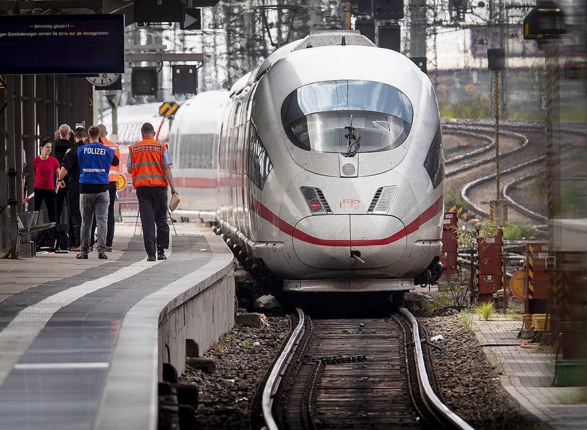 Un polic&iacute;a camina frente a un tren de alta velocidad ICE en la estaci&oacute;n central de Fr&aacute;ncfort, Alemania, el lunes 29 de julio del 2019.