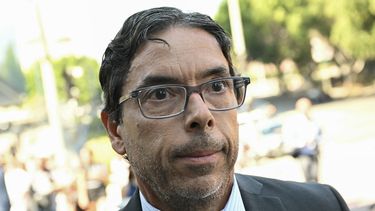 El médico de California Mark Chávez sale del tribunal federal de Los Ángeles el 2 de octubre de 2024. Chávez se declaró culpable de conspirar para distribuir la droga ketamina al fallecido actor Matthew Perry.