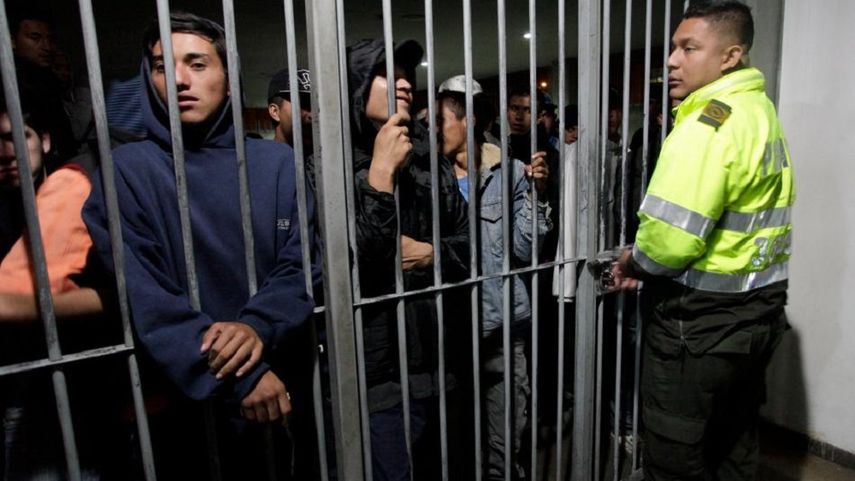 Según detalló Caracol Noticias, el problema comenzó cuando un detenido de nacionalidad venezolana se hizo pasar por enfermo y consiguió que uno de los policías que montaba guardia entrara a la celda.