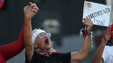 Familiares de los presos políticos levantaron pancartas frente al presidente de la Asamblea Nacional de Venezuela, Jorge Rodríguez, mientras hablaba durante un debate sobre un proyecto de ley de amnistía propuesto por la presidenta interina de Venezuela, Delcy Rodríguez, afuera del edificio El Helicoide, sede del Servicio Bolivariano de Inteligencia Nacional (SEBIN), en Caracas, el 19 de febrero de 2026.
